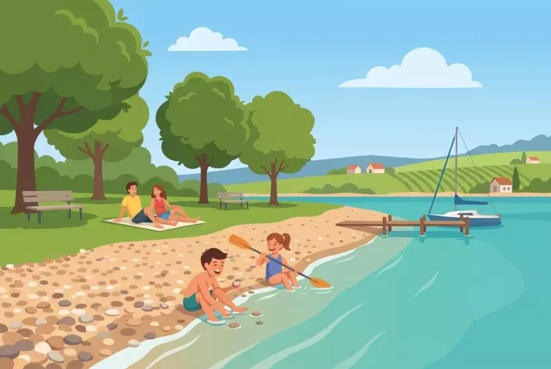 Illustration of the beach of Saint-Aubin-Sauges by Lake Neuchâtel: pebble beach, shaded lawn, dock with sailboat, hills of the Béroche vineyard, and children playing by the water.