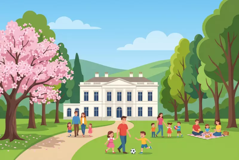 Illustration plate du Manoir de Ban de Chaplin's World, manoir néoclassique blanc dans son grand parc arboré avec cerisier en fleurs et familles jouant sur la pelouse