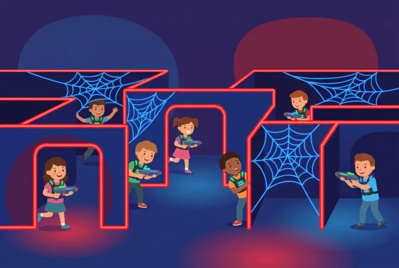 Illustration plate du Laser Game Genève : des enfants joyeux en gilets lumineux jouent au laser dans un labyrinthe sombre aux murs néon rouges et toiles d'araignée fluo bleues