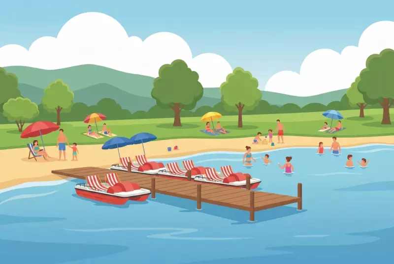 Illustration de la plage de Rolle au bord du Léman : plage de sable et parc verdoyant, pédalos rayés rouge et blanc le long d'un ponton, familles et enfants qui se baignent.