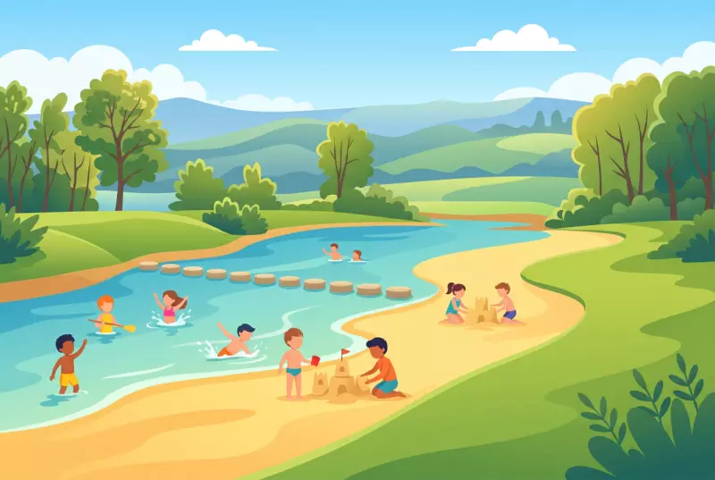 Illustration de la Plage de la Plaine à Dardagny : plage de sable au bord du Rhône, bassins de baignade naturels turquoise reliés par des pierres de gué, pelouses vertes et collines du Jura, avec des enfants qui se baignent et jouent dans le sable.