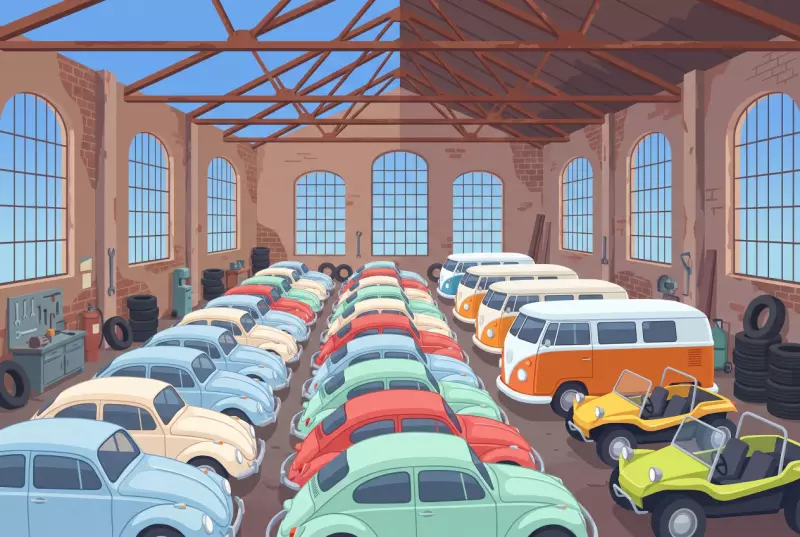 Illustration de la collection de voitures anciennes et de bus rétro exposée dans le hall du musée de Saint-Sulpice