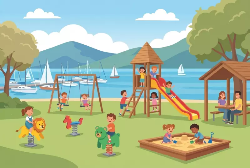 Illustration de la place de jeux du Port de Saint-Blaise au bord du lac de Neuchâtel : tour de grimpe en bois avec toboggan, balançoires, jeux à ressorts, bac à sable et port avec voiliers en arrière-plan