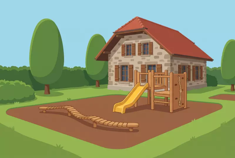 Illustration de la place de jeux de l'Ancien collège à Savigny : combinaison de jeux en bois, serpent d'équilibre mobile et paroi à grimper avec corde derrière l'ancienne école