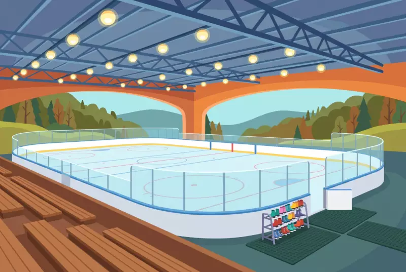 Illustration de la patinoire couverte de Moutier, sa glace bleutée et ses gradins de bois