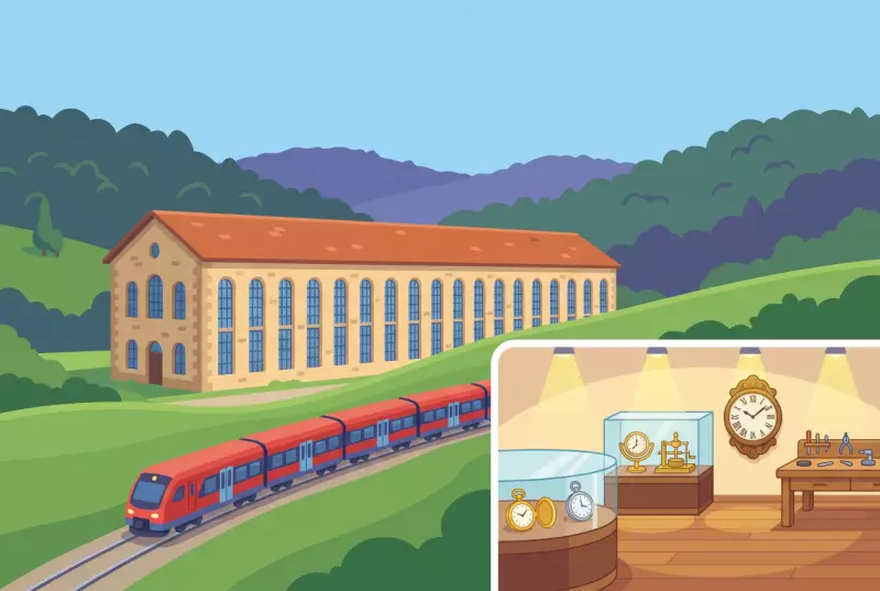 Illustration du musee horloger de Saint-Imier, batiment de manufacture et vitrines de montres anciennes