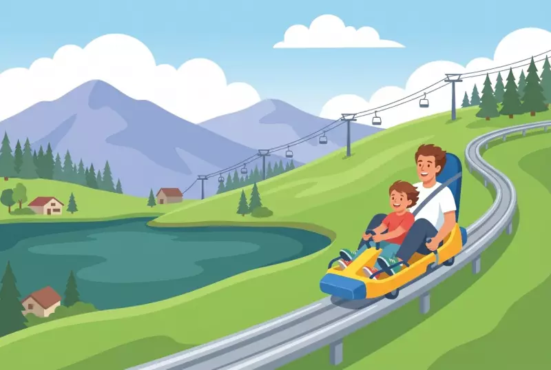 Illustration plate d'un enfant et d'un parent dévalant la piste de luge d'été sur rails du Lac Noir (Schwarzsee), au-dessus du lac de montagne et des Préalpes fribourgeoises