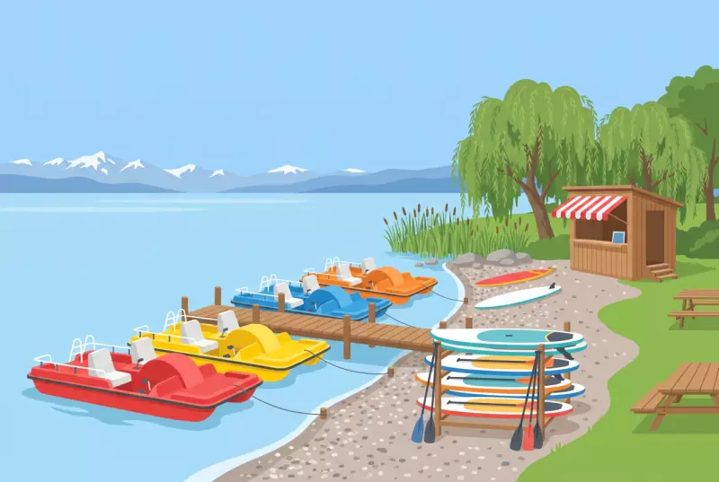 Illustration de la plage Robinson à Colombier, avec ses pédalos amarrés au ponton et ses paddles à louer