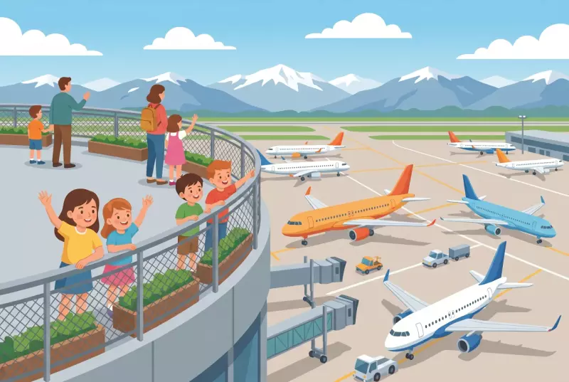 Illustration plate de la Terrasse Panorama de l'Aéroport de Genève : des familles et enfants accoudés à la rambarde courbe végétalisée observent les avions sur le tarmac, avec la chaîne du Jura enneigée en arrière-plan