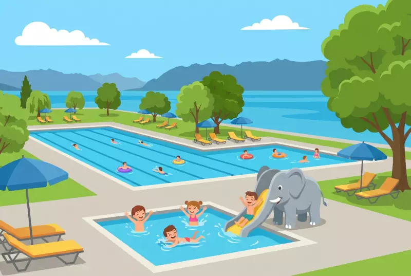 Illustration de Pully Plage : la pataugeoire avec son toboggan en forme d'éléphant et des enfants qui s'amusent, le grand bassin extérieur, la pelouse et les transats, au bord du lac Léman avec les Alpes à l'horizon