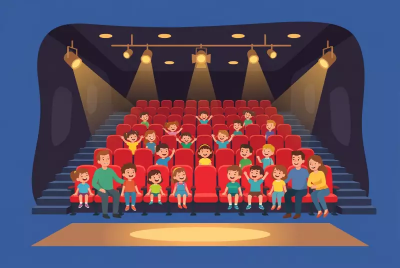 Illustration de la salle intime du Théâtre Le Douze Dix-Huit au Grand-Saconnex, avec ses rangées de fauteuils rouges en gradins et des enfants ravis assistant à un spectacle jeune public