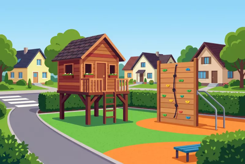Illustration de la place de jeux de la Guéta et d'Eden Roc à Savigny : maisonnette de jeux en bois et paroi à grimper avec corde dans un quartier résidentiel