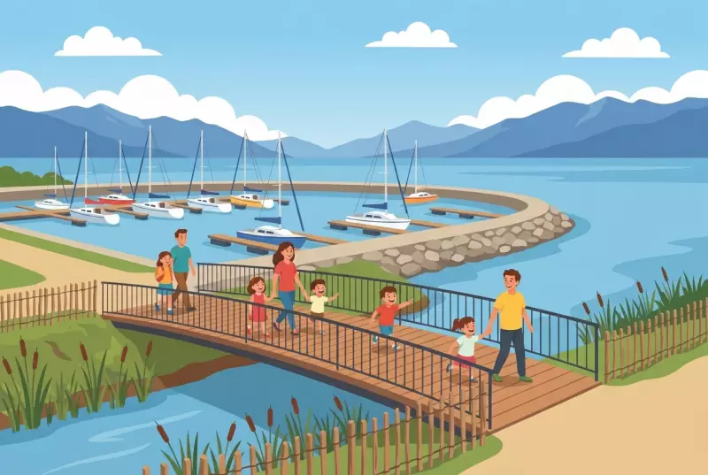 Illustration du nouveau port du Torry et des rives renaturées de Mies-Tannay : passerelle en bois et promenade au-dessus d'un cours d'eau bordé de roseaux, digue et pontons avec voiliers amarrés, familles en balade au bord du lac Léman.