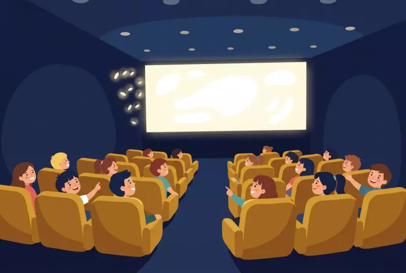 Illustration de la salle du cinéma Cinélux à Genève: salle intime aux murs bleu nuit, grand écran lumineux et rangées de fauteuils en velours ocre, avec des enfants qui regardent un film