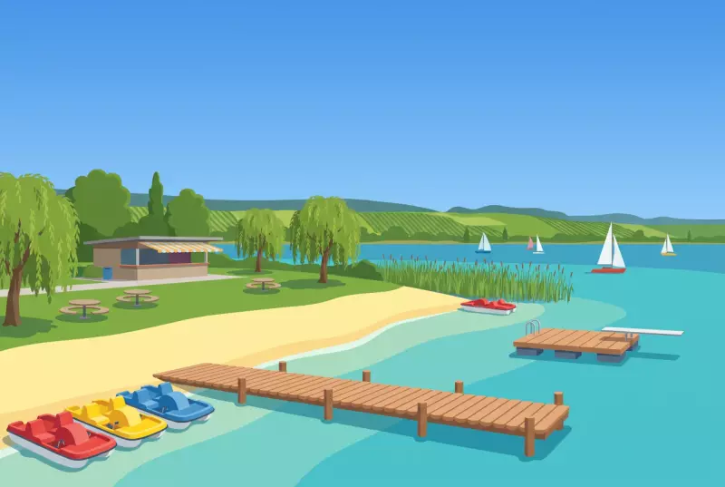 Illustration de la plage de sable d'Avenches au bord du lac de Morat, avec ses pontons flottants, son plongeoir et ses pédalos