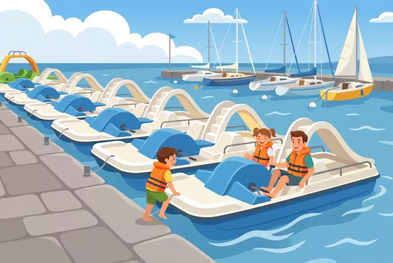 Illustration plate de pedalos bleu et blanc amarres au quai du Vieux-Port de Versoix sur le lac Leman, avec des enfants et un parent en gilet de sauvetage qui embarquent, et des voiliers en arriere-plan