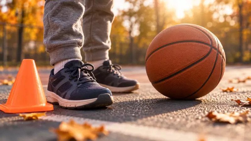 Chaussures de sport, ballon et cône sur un terrain, illustration IA générique.
