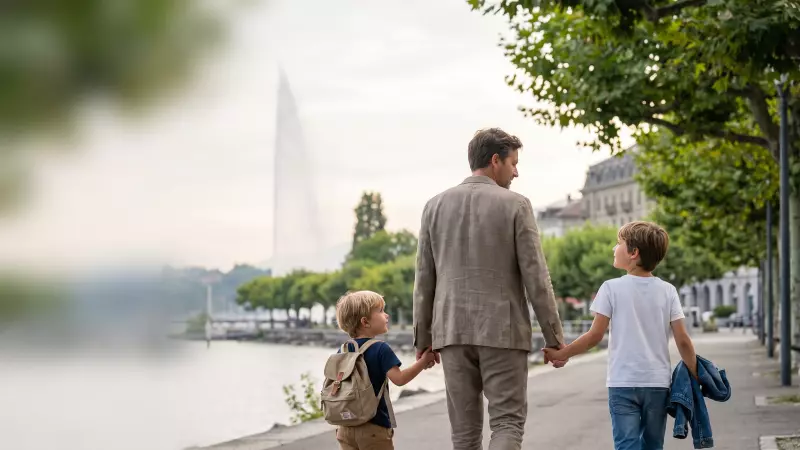 Un parent marche avec deux enfants le long du quai à Genève un matin de septembre, le Jet d’eau en arrière-plan, sacs légers et veste à la main pour une journée de sortie