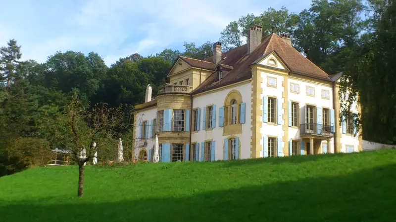 Façade du château de Champ-Pittet et pelouse devant le centre Pro Natura.