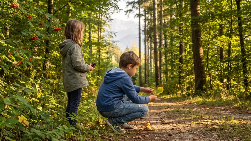 Deux enfants sur un sentier forestier encore vert examinent une première feuille jaunie et une pomme de pin, près de baies rouges de sorbier