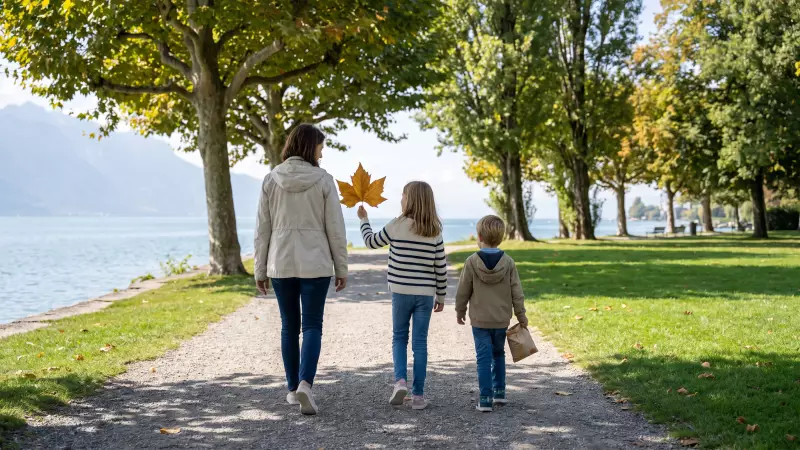 Une famille se promène au bord du Léman avec ses enfants à la fin de l’été, sur un chemin ombragé de la rive vaudoise