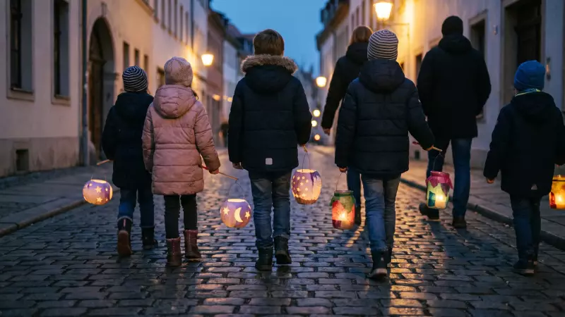 Enfants vus de dos dans une ruelle pavée au crépuscule, tenant des lanternes en rave sculptée et en bocal, illustration IA