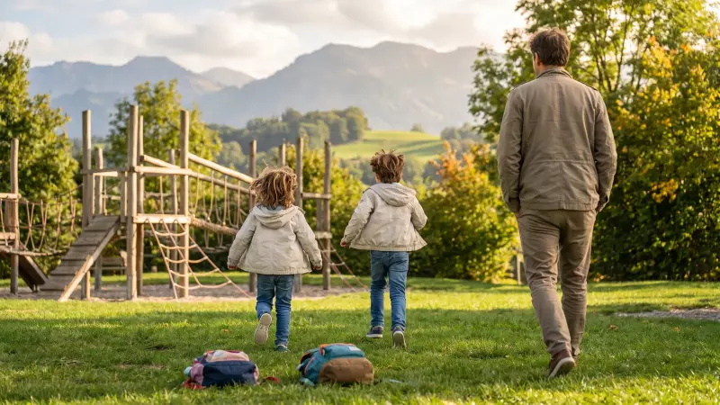 Deux enfants courent vers une place de jeux en bois dans un parc de Suisse romande un mercredi après-midi de septembre, leurs sacs d’école posés dans l’herbe, un parent les suit